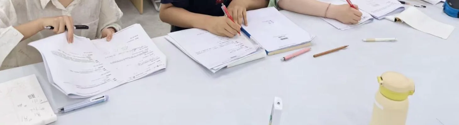 优学湃素养中心课堂练习材料与书写场景,画面未包含学生面部